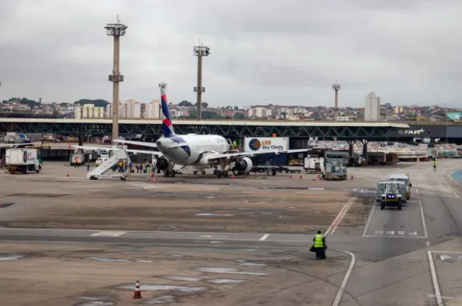 Cháy đường băng sân bay ở Brazil, gần 200 hành khách phải sơ tán - Ảnh 2