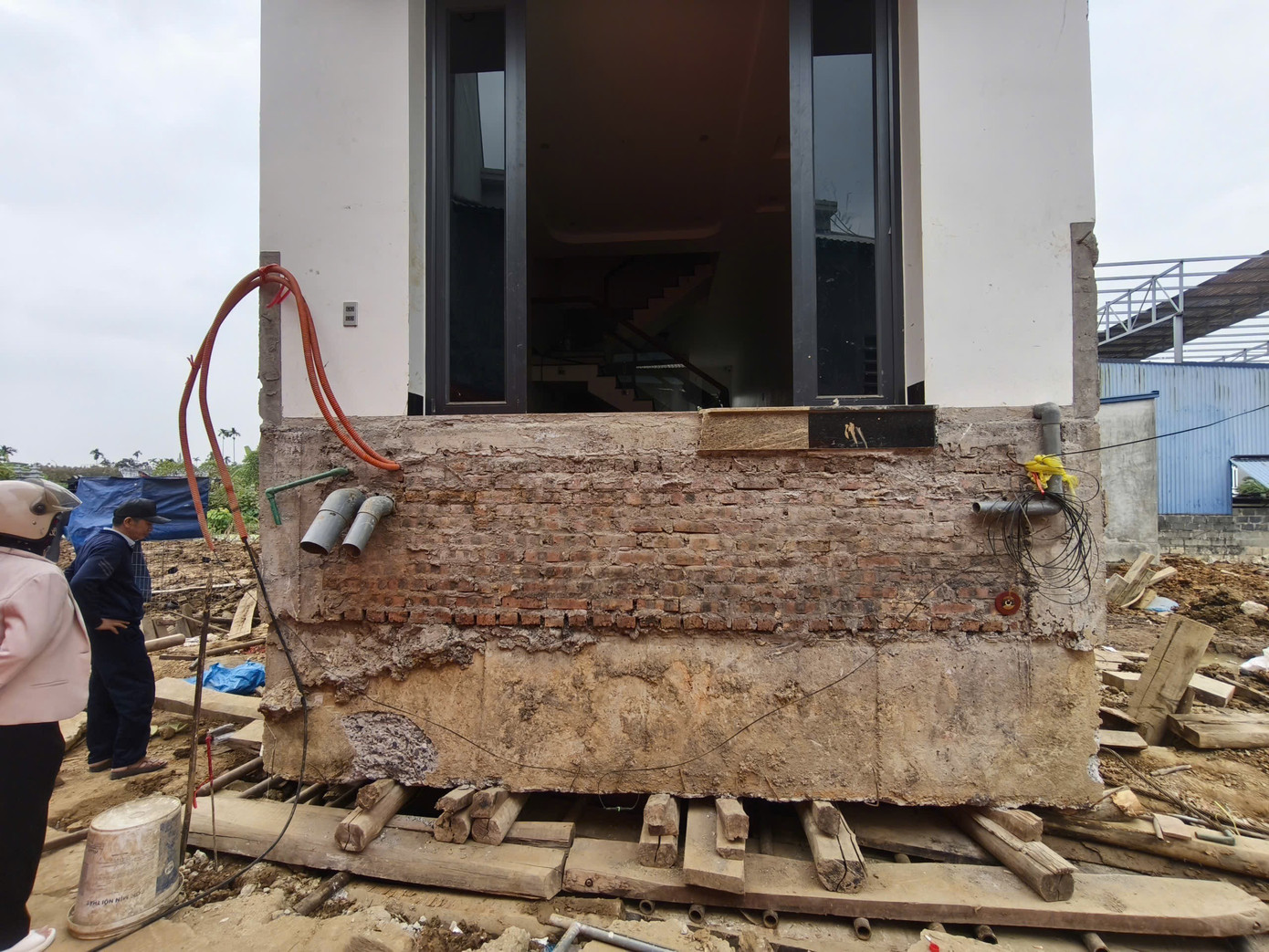 Ngôi nhà xây nhầm ở Hải Phòng được di dời về đúng vị trí - Ảnh 7