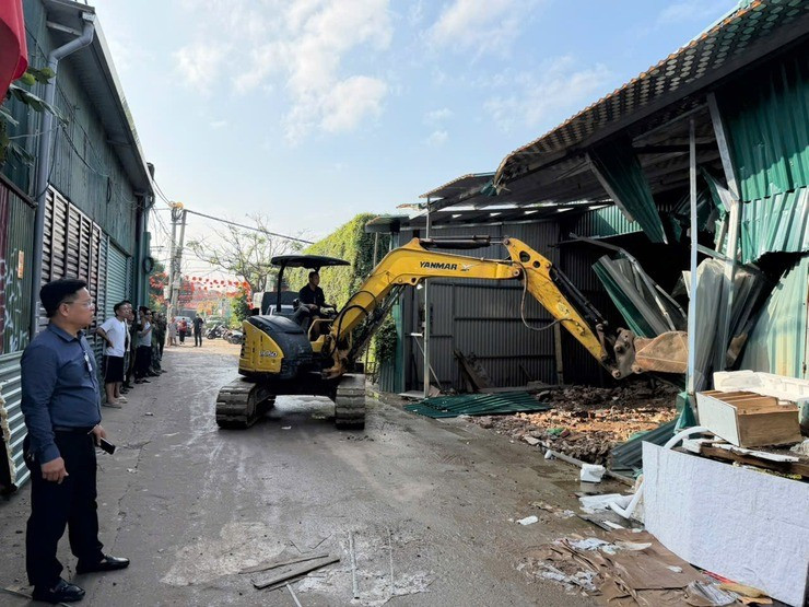 Phường rộng nhất Hà Nội ‘xoay như chong chóng’ với vi phạm xây dựng: Cũ chưa dỡ, mới đã mọc - Ảnh 1
