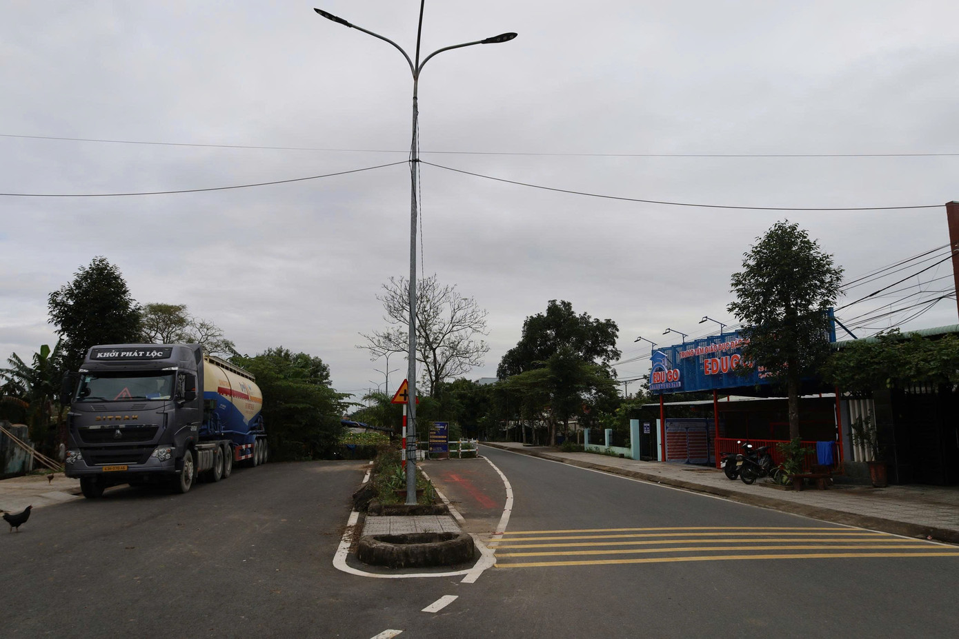 Kỳ lạ tuyến đường hàng chục tỷ đồng có ngôi nhà án ngữ giữa đường - Ảnh 2