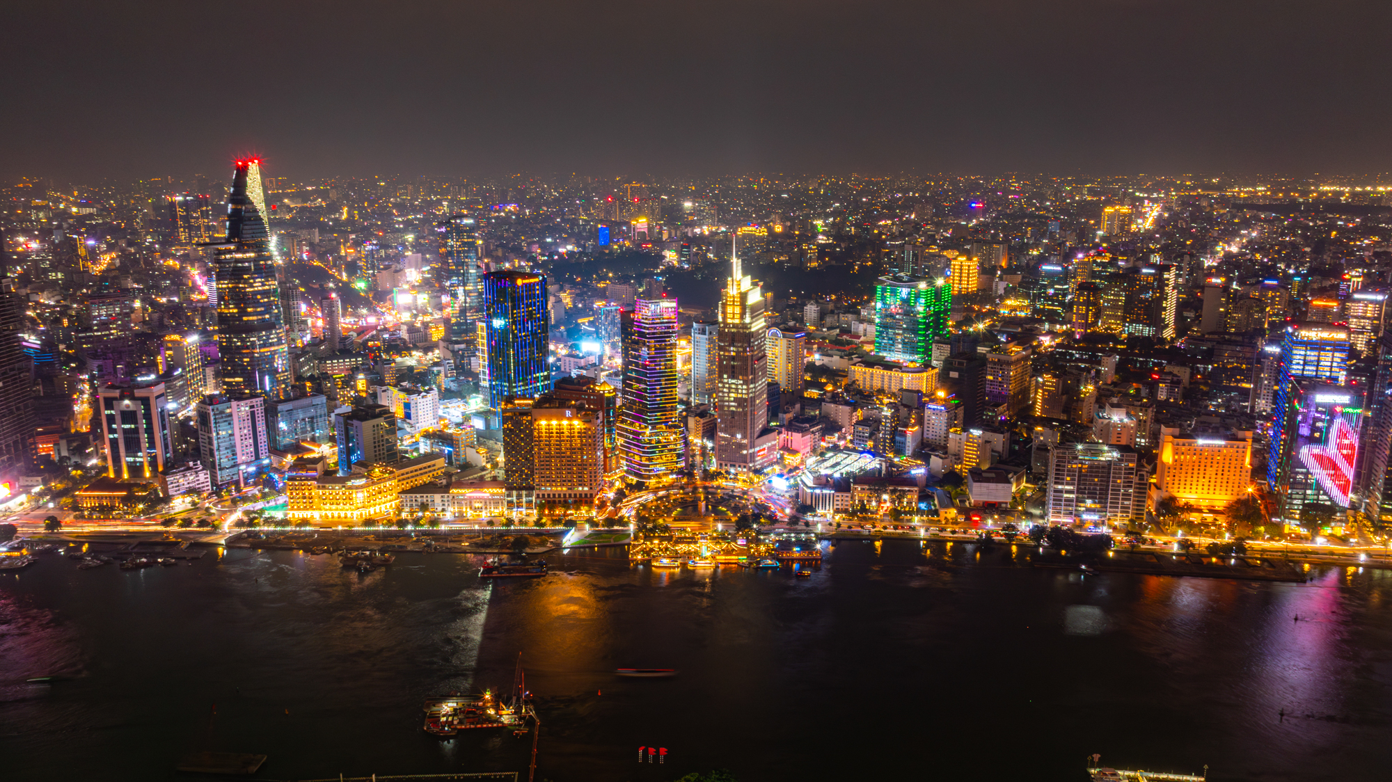 Không chỉ đóng hàng nghìn tỷ đồng tiền thuế, các công ty này còn thắp sáng cả bầu trời đêm TP.HCM - Ảnh 1