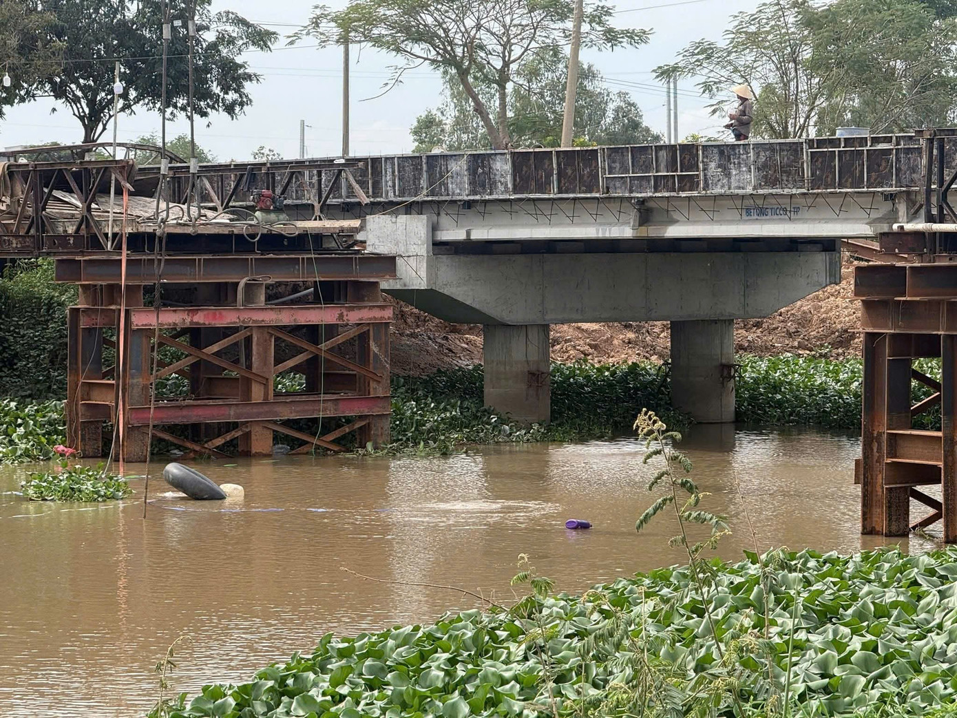 Xe quá tải làm sập cầu ở Tây Ninh - Ảnh 1