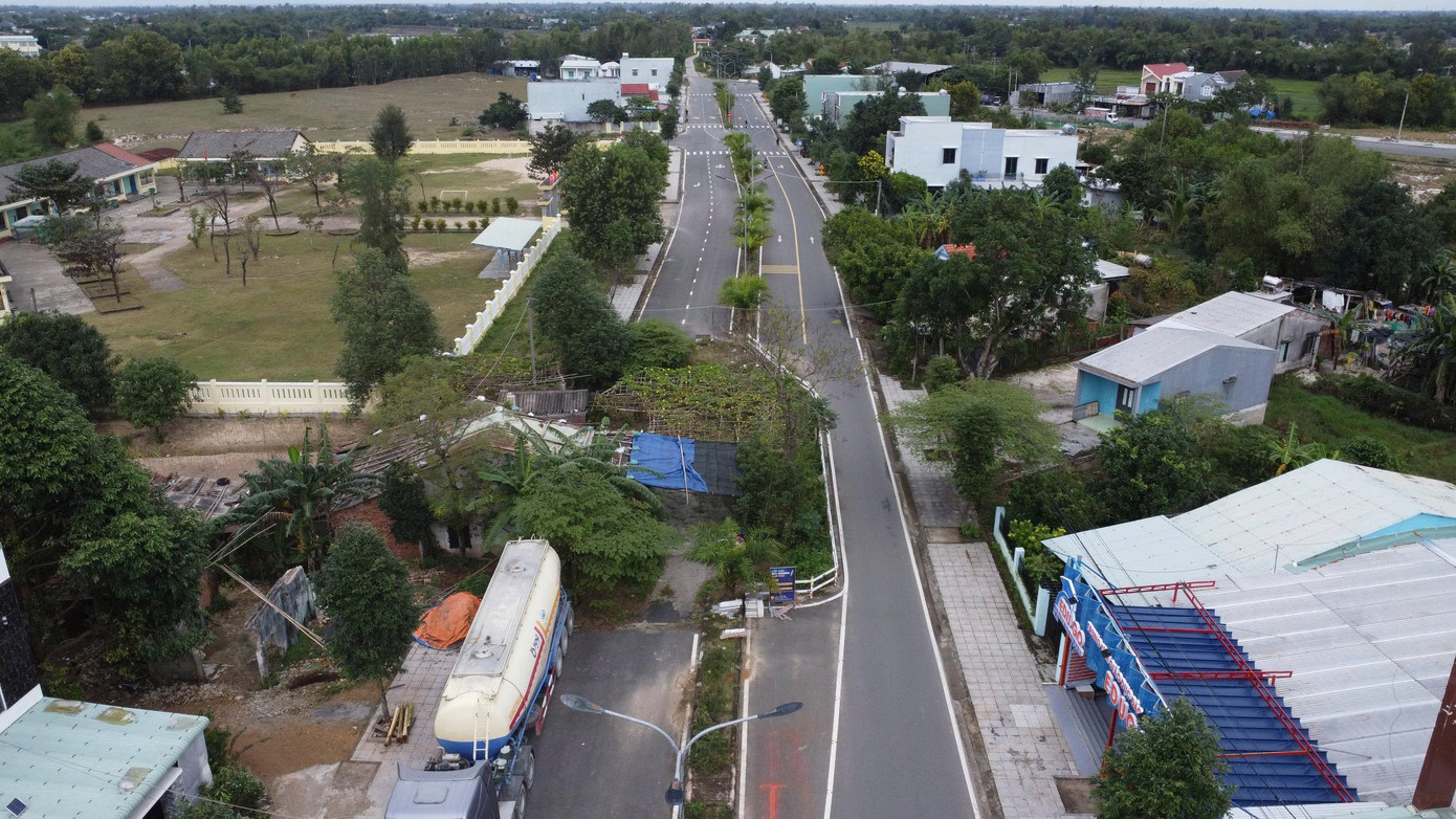 Kỳ lạ tuyến đường hàng chục tỷ đồng có ngôi nhà án ngữ giữa đường - Ảnh 14