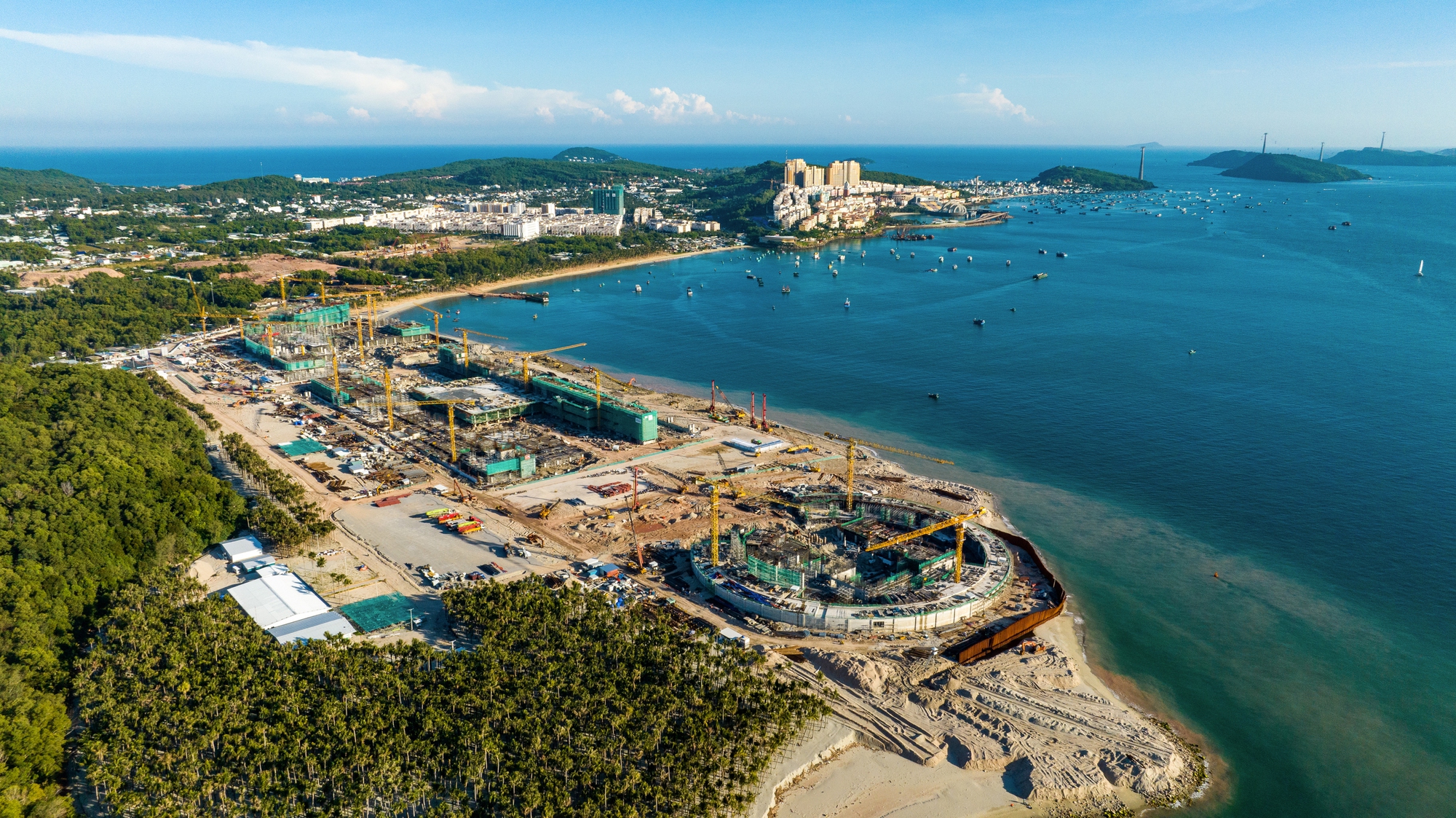 Toàn cảnh đại công trường APEC Phú Quốc: Sun Group triển khai tổ hợp gần 22.000 tỷ đồng, trung tâm hội nghị lớn hơn Las Vegas tăng tốc về đích - Ảnh 1