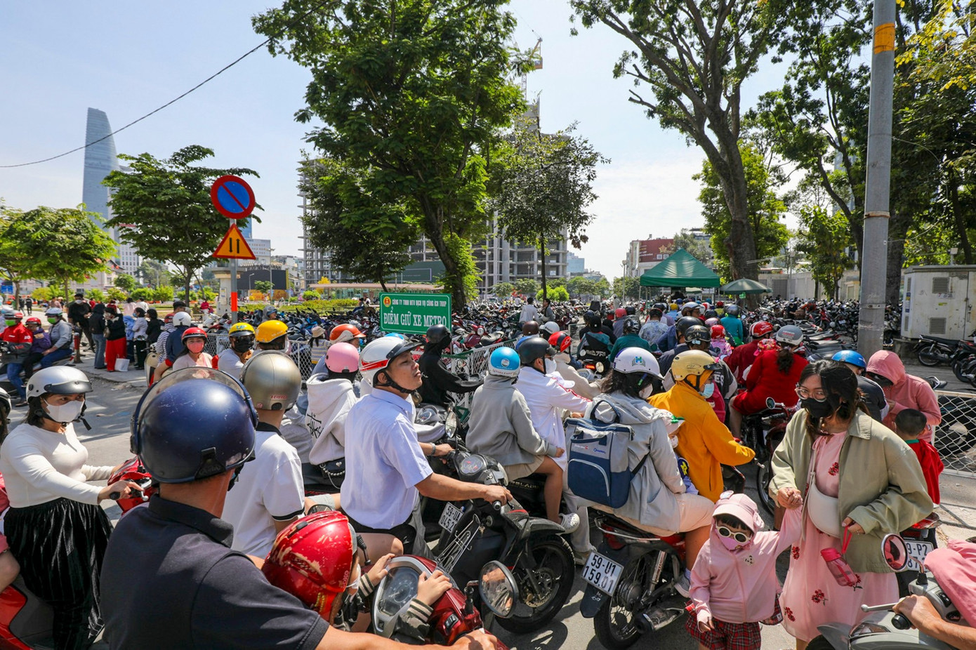 Cận cảnh sân khấu giữa trung tâm TPHCM sắp thành bãi giữ xe metro - Ảnh 1