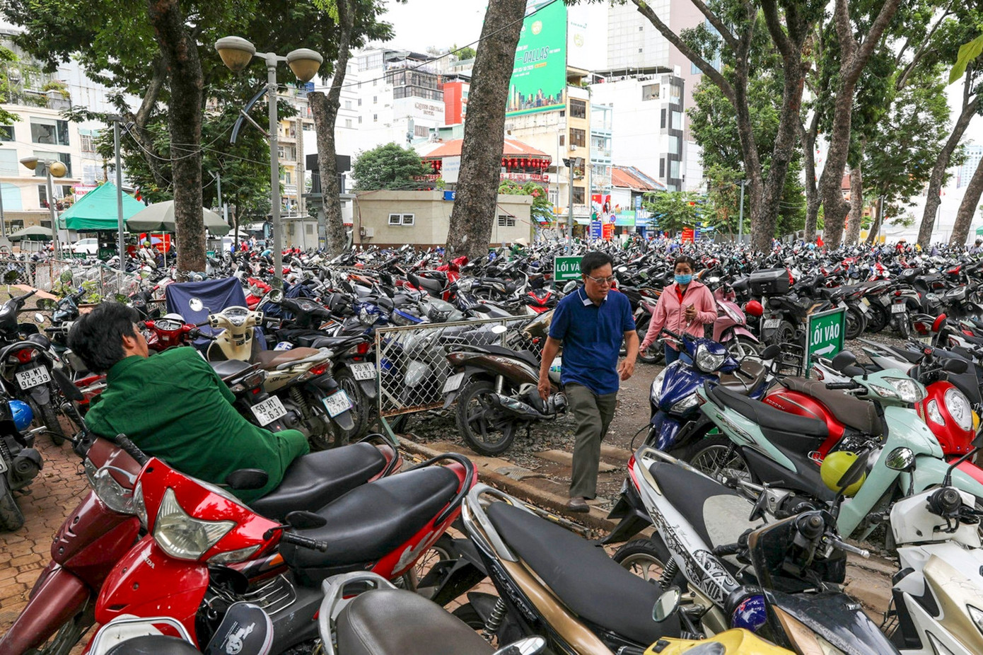 Cận cảnh sân khấu giữa trung tâm TPHCM sắp thành bãi giữ xe metro - Ảnh 2