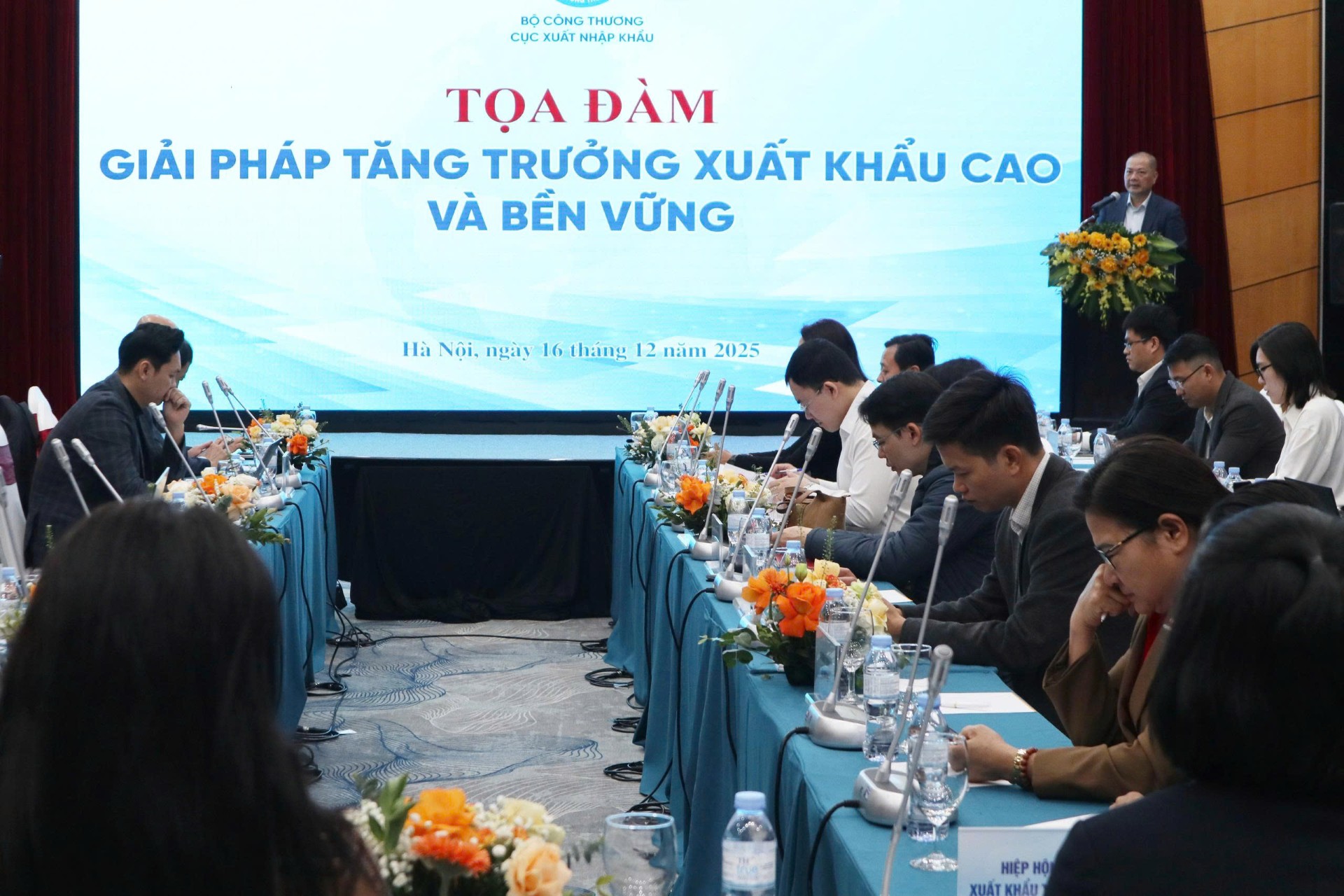 Phía sau kỷ lục xuất nhập khẩu - Ảnh 1