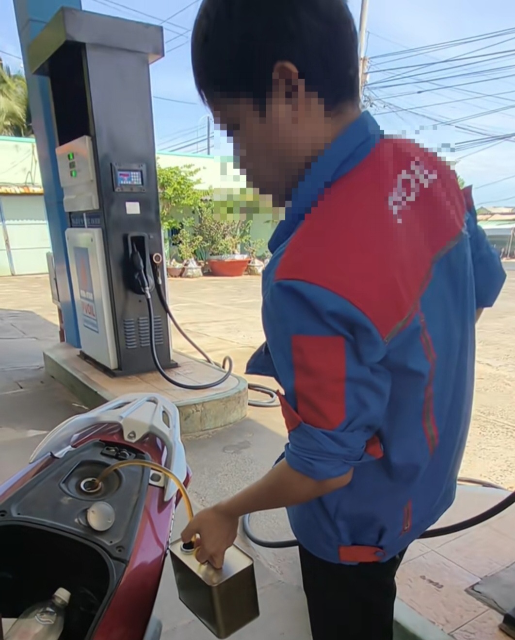 Khách bị rút lại xăng, dắt bộ do thanh toán chuyển khoản - Ảnh 1