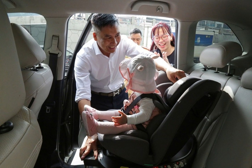 Người lái ô tô không được cho trẻ em dưới 10 tuổi ngồi cùng hàng ghế - Ảnh 1