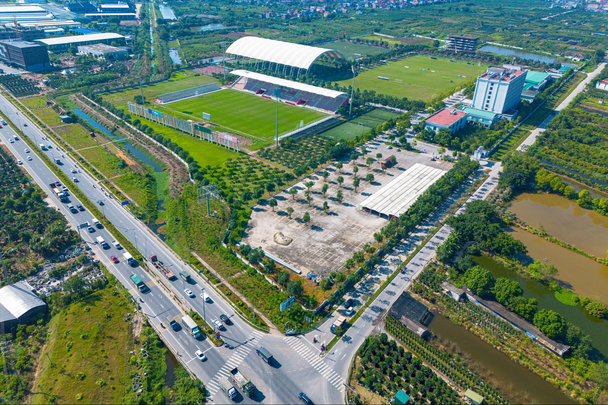 Cuộc đua siêu sân vận động: Vingroup xây sân có mái che lớn nhất thế giới, Sun Group làm sân 50.000 chỗ ngay cạnh trung tâm - Ảnh 12