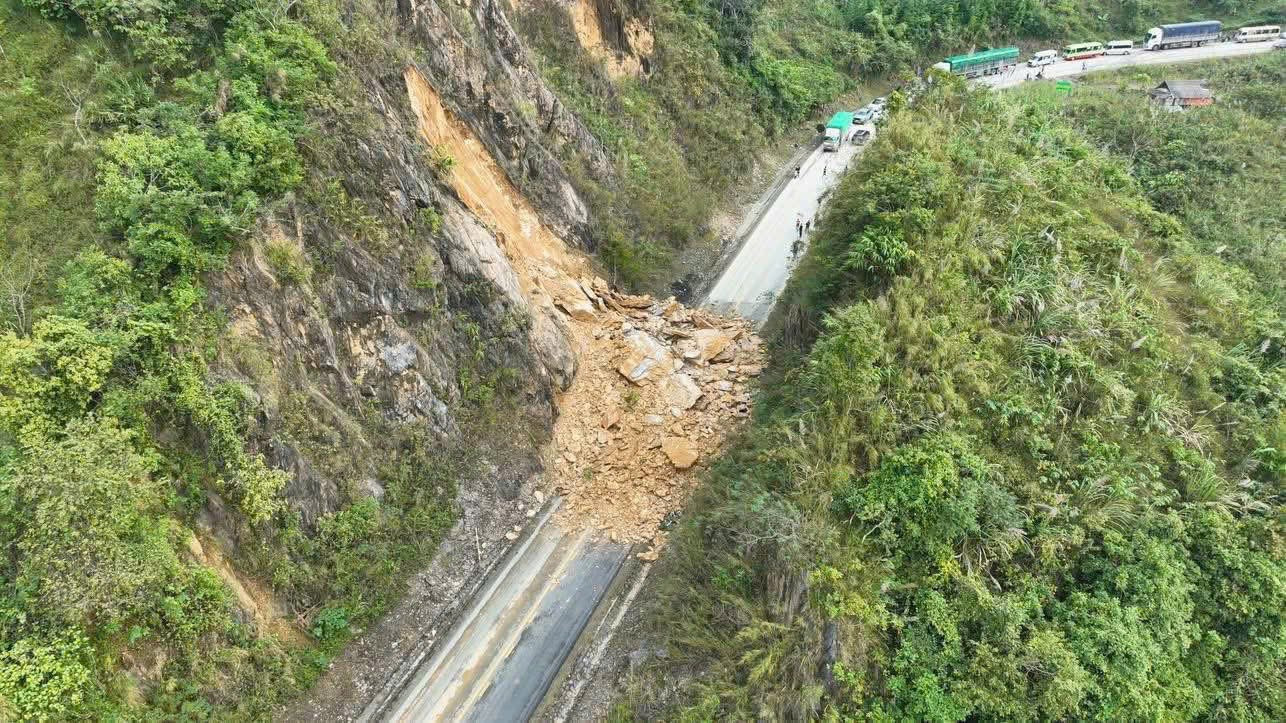 Sạt lở nghiêm trọng trên Quốc lộ 6 vùi lấp 4 người, giao thông tê liệt - Ảnh 1