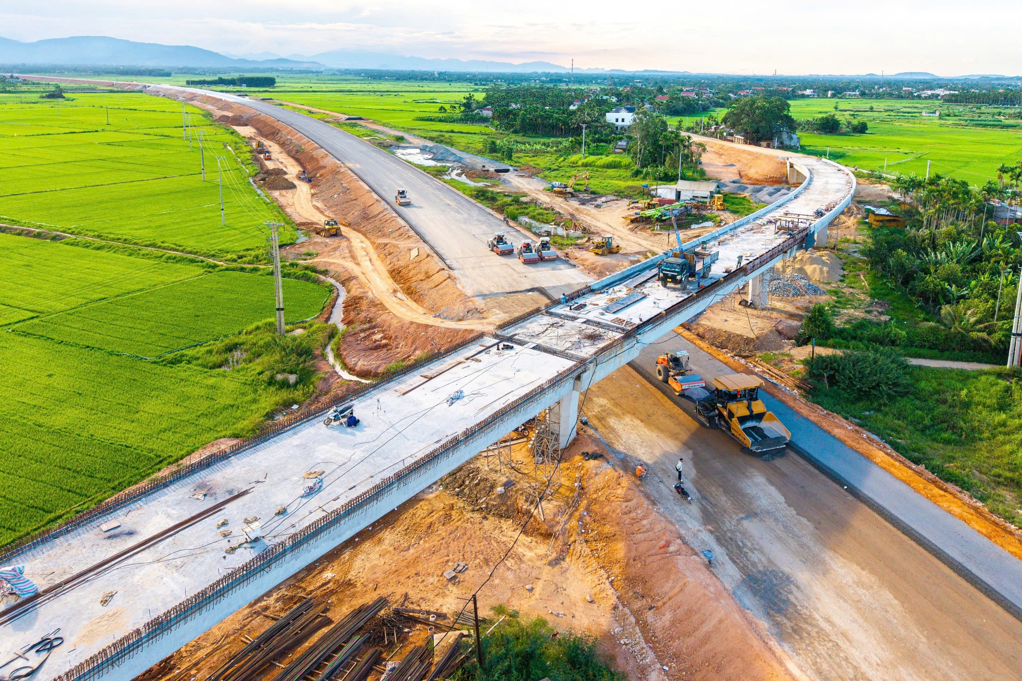 ĐỘT PHÁ HẠ TẦNG, KIẾN TẠO VỊ THẾ (*): Trục kết nối kinh tế mới của miền Trung - Ảnh 2