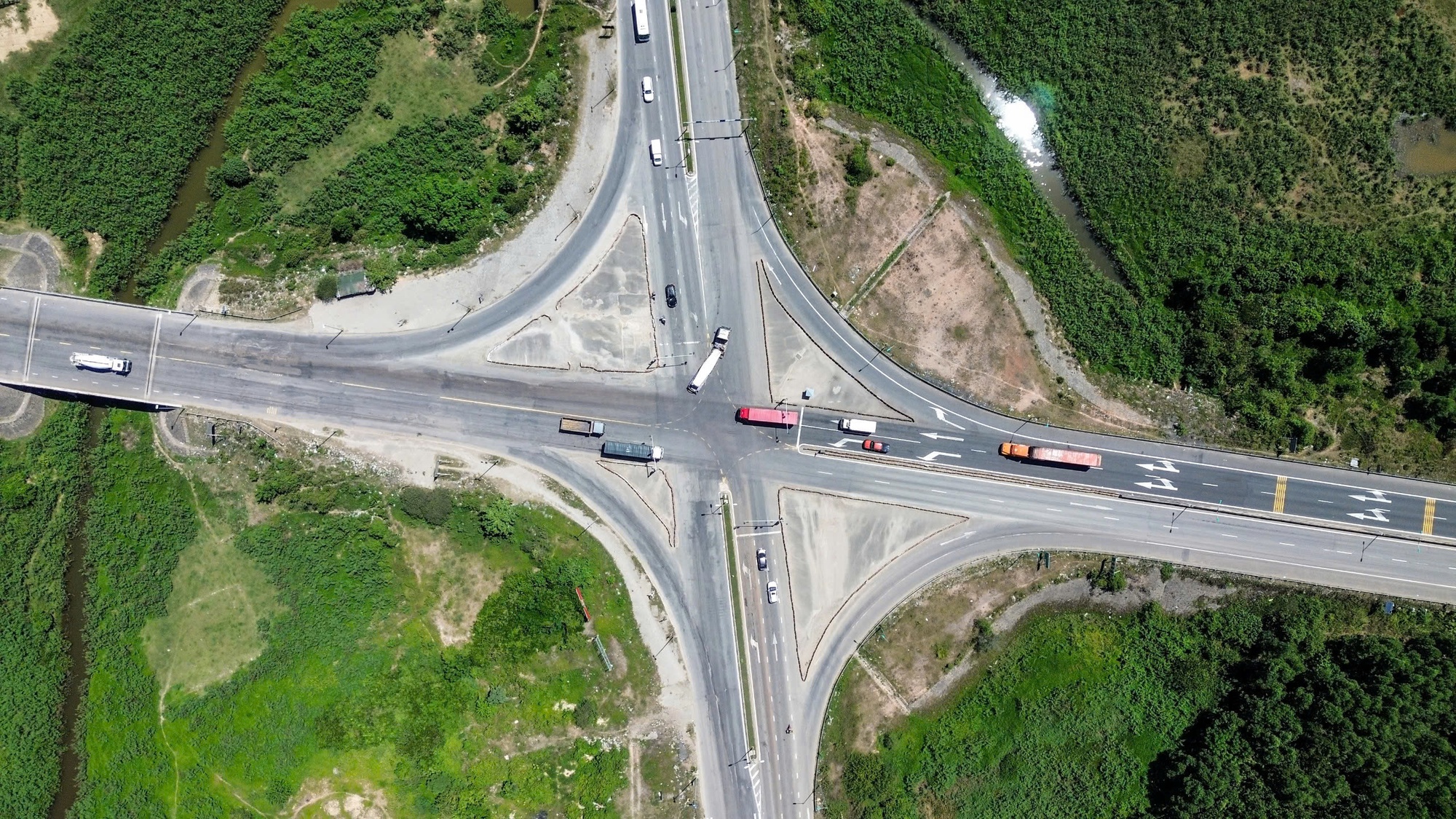 ĐỘT PHÁ HẠ TẦNG, KIẾN TẠO VỊ THẾ (*): Trục kết nối kinh tế mới của miền Trung - Ảnh 1