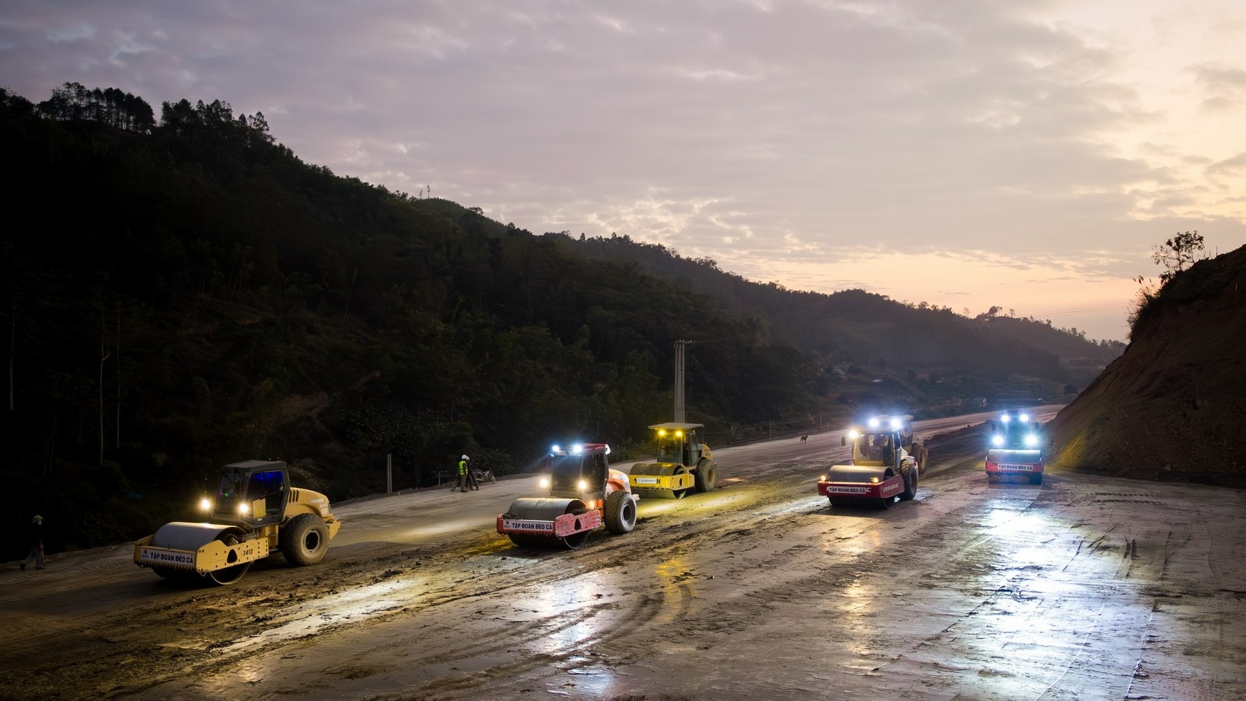 Toàn cảnh đoạn đầu tiên của cao tốc dài nhất Việt Nam: Trị giá 11.000 tỷ, sẽ thông xe sau một tuần nữa - Ảnh 12