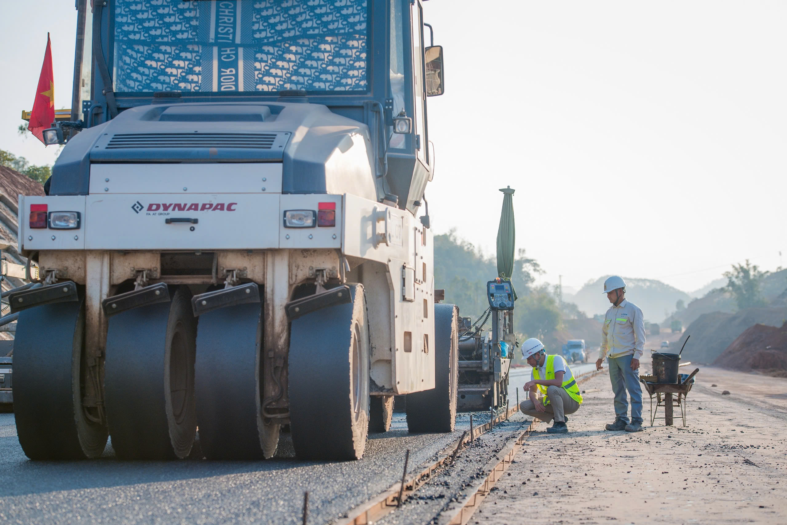 Toàn cảnh đoạn đầu tiên của cao tốc dài nhất Việt Nam: Trị giá 11.000 tỷ, sẽ thông xe sau một tuần nữa - Ảnh 13