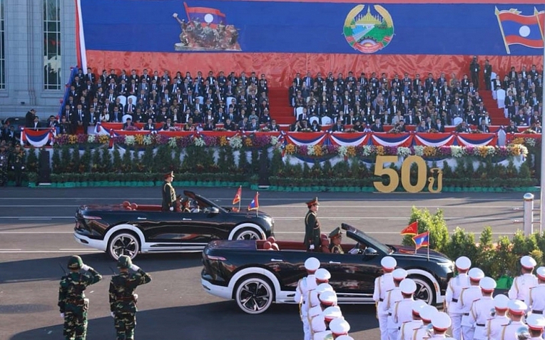 Xe điện thương hiệu Việt xuất hiện trang trọng trong lễ Quốc khánh Lào, tự hào về bước tiến vươn xa - Ảnh 1