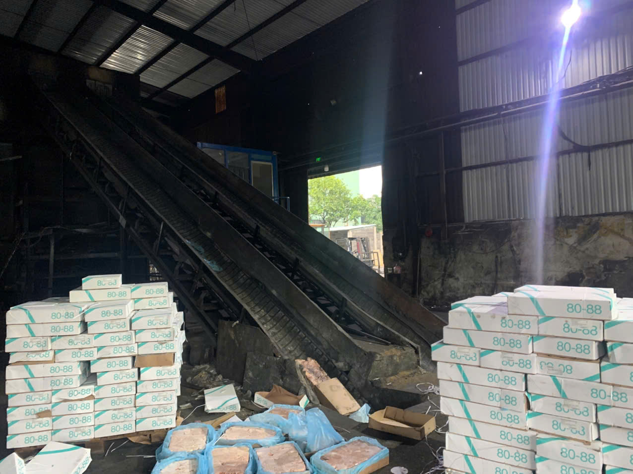 Sự thật bất ngờ khi Công an TPHCM kiểm tra 11 cơ sở chế biến thực phẩm - Ảnh 4