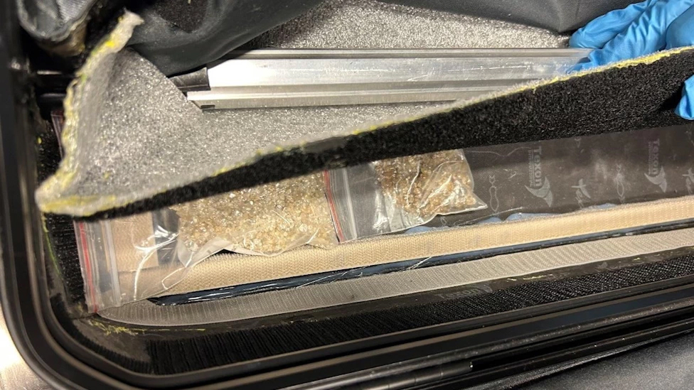 Bắt giữ du khách mang theo 11.000 viên kim cương trong hành lý xách tay đến Đức - Ảnh 2