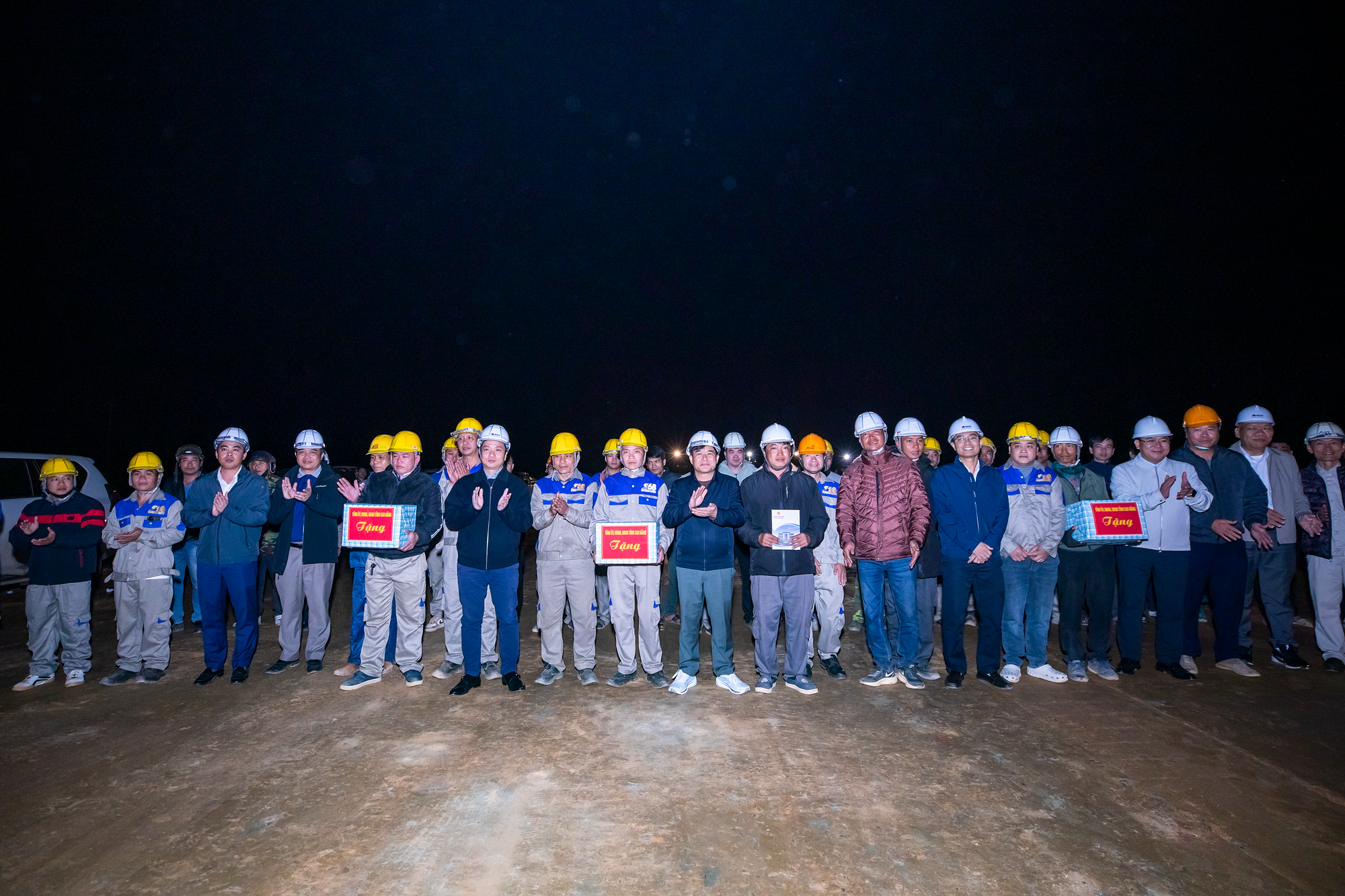 Dự án thách thức bậc nhất cả nước: Còn chưa đầy 20 ngày, hơn 3.000 nhân lực, 1.400 máy móc tăng tốc về đích theo chỉ đạo của Thủ tướng - Ảnh 1