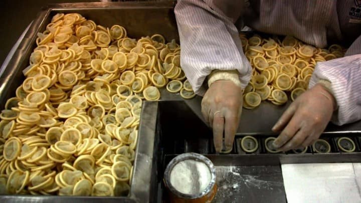 Từng xử phạt mạnh tay người sinh con thứ 2, quốc gia tỷ dân giờ đây phải đánh thuế bao cao su để khuyến khích sinh đẻ: Vài đồng thuế liệu có thắng được chi phí nuôi con lên tới 20 tỷ đồng? - Ảnh 1