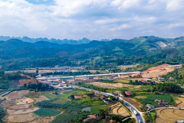 Liên danh Đèo Cả huy động 2.754 người, 1.241 thiết bị, 'dồn lực' thông tuyến cao tốc 11.000 tỷ đồng - Ảnh 1