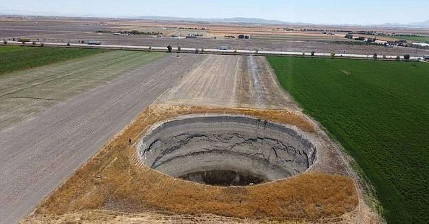 Thổ Nhĩ Kỳ mọc lên 648 "hố tử thần" chỉ sau một đêm: Thiên nhiên trừng phạt hay nhân tai? - Ảnh 1