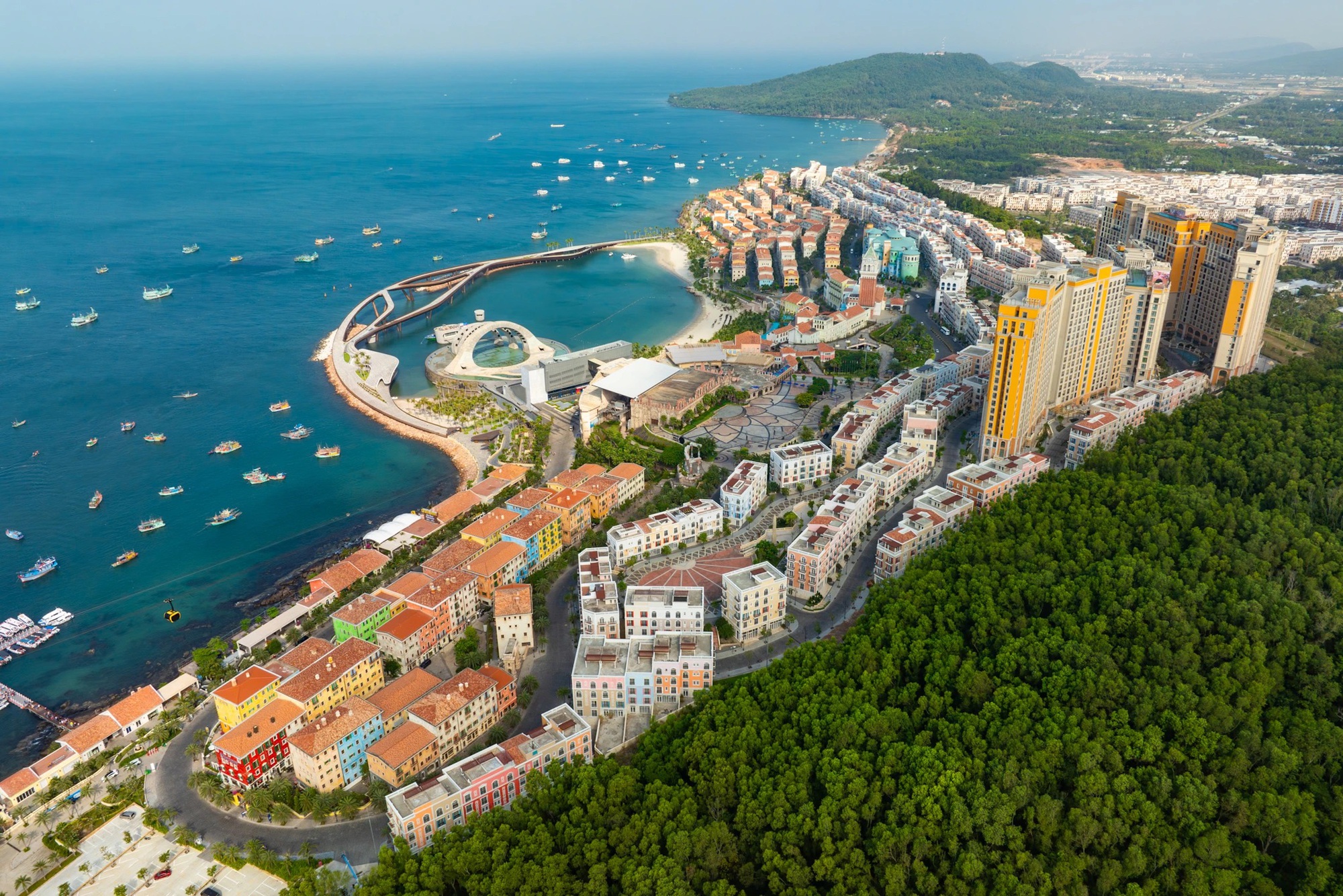 Sau khi các ông lớn Vingroup, Sungroup, BIM Group,... đổ bộ, đặc khu lớn nhất cả nước sắp có thêm khu nghỉ dưỡng phức hợp gần 1,3 tỷ USD - Ảnh 1