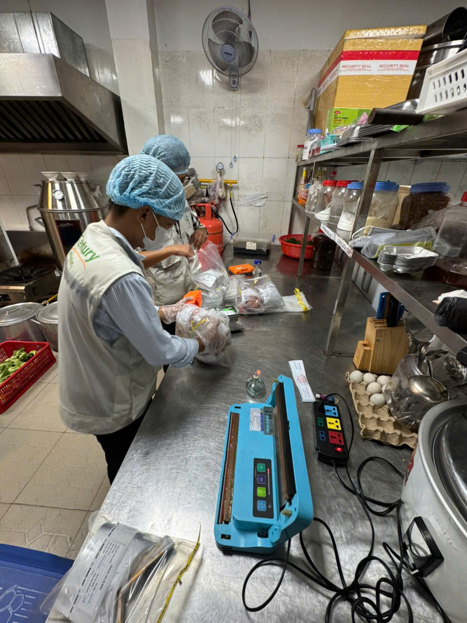 Sự thật bất ngờ khi Công an TPHCM kiểm tra 11 cơ sở chế biến thực phẩm - Ảnh 3