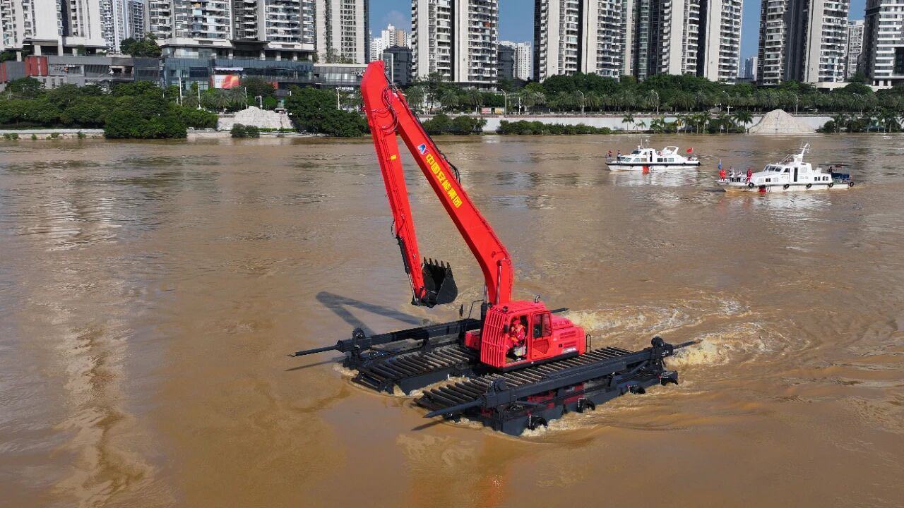 Phát minh của Trung Quốc làm rung chuyển ngành xây dựng và cứu hộ: máy xúc 'biến hình' thành tàu thủy, hoạt động liên tục 12 giờ giữa vùng lũ lụt - Ảnh 2