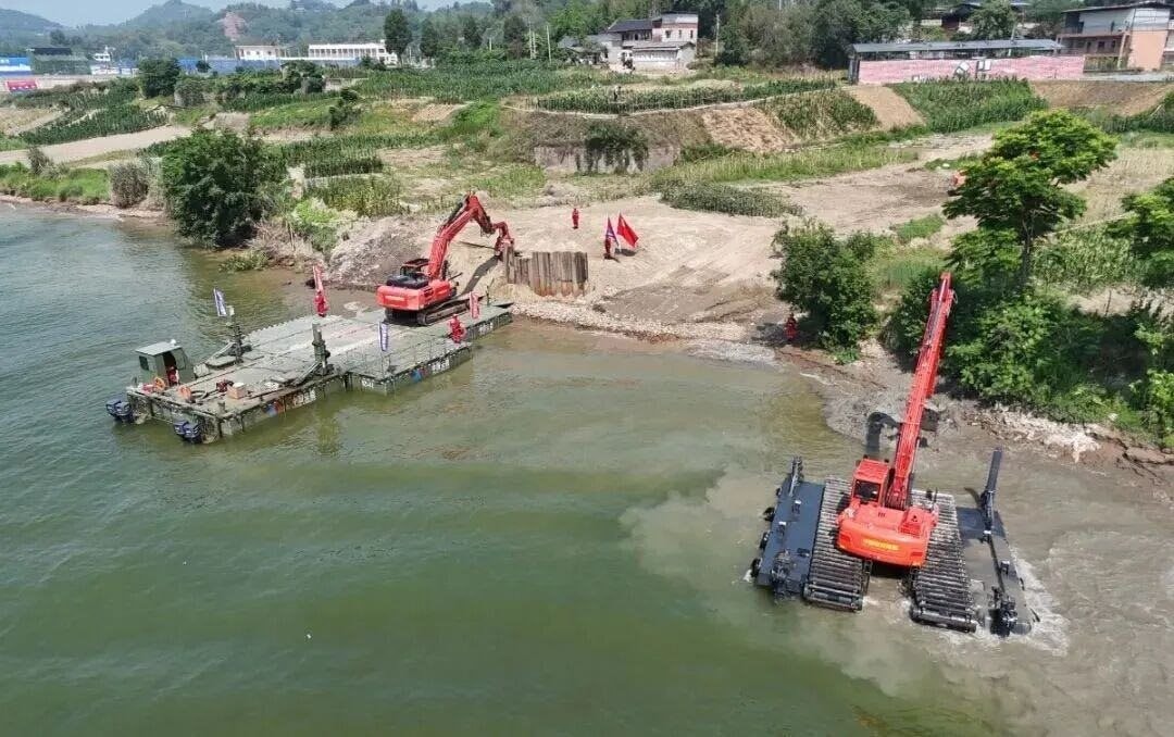 Phát minh của Trung Quốc làm rung chuyển ngành xây dựng và cứu hộ: máy xúc 'biến hình' thành tàu thủy, hoạt động liên tục 12 giờ giữa vùng lũ lụt - Ảnh 1