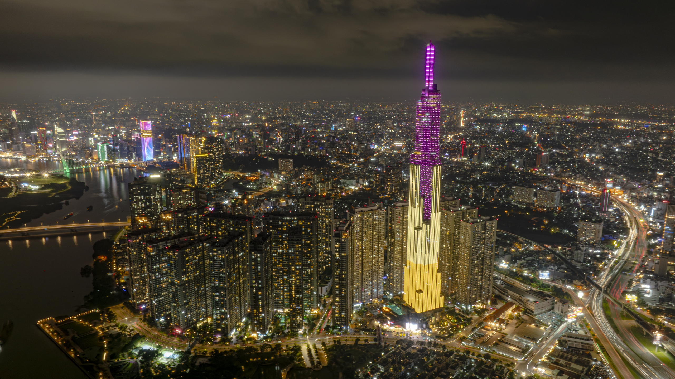 Không chỉ đóng hàng nghìn tỷ đồng tiền thuế, các công ty này còn thắp sáng cả bầu trời đêm TP.HCM - Ảnh 2