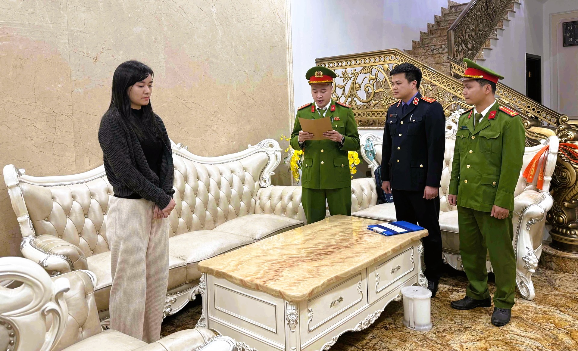 Bắt vợ chồng chủ tiệm vàng nổi tiếng ở Thanh Hóa - Ảnh 2