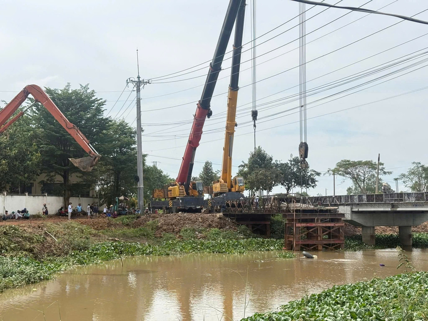Xe quá tải làm sập cầu ở Tây Ninh - Ảnh 2