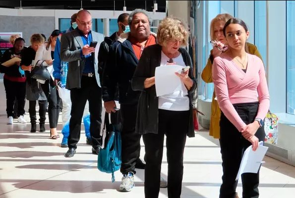 1,1 triệu lao động Mỹ bị sa thải năm 2025: Làn sóng cắt giảm vĩnh viễn của giới văn phòng bắt đầu - Ảnh 4