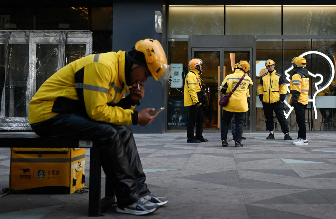 Phận đời 12 triệu shipper: Làm 14 tiếng/ngày nhưng chỉ đủ sống, đi giao đồ nhưng phải đánh cuộc sức khỏe và phẩm giá - Ảnh 1