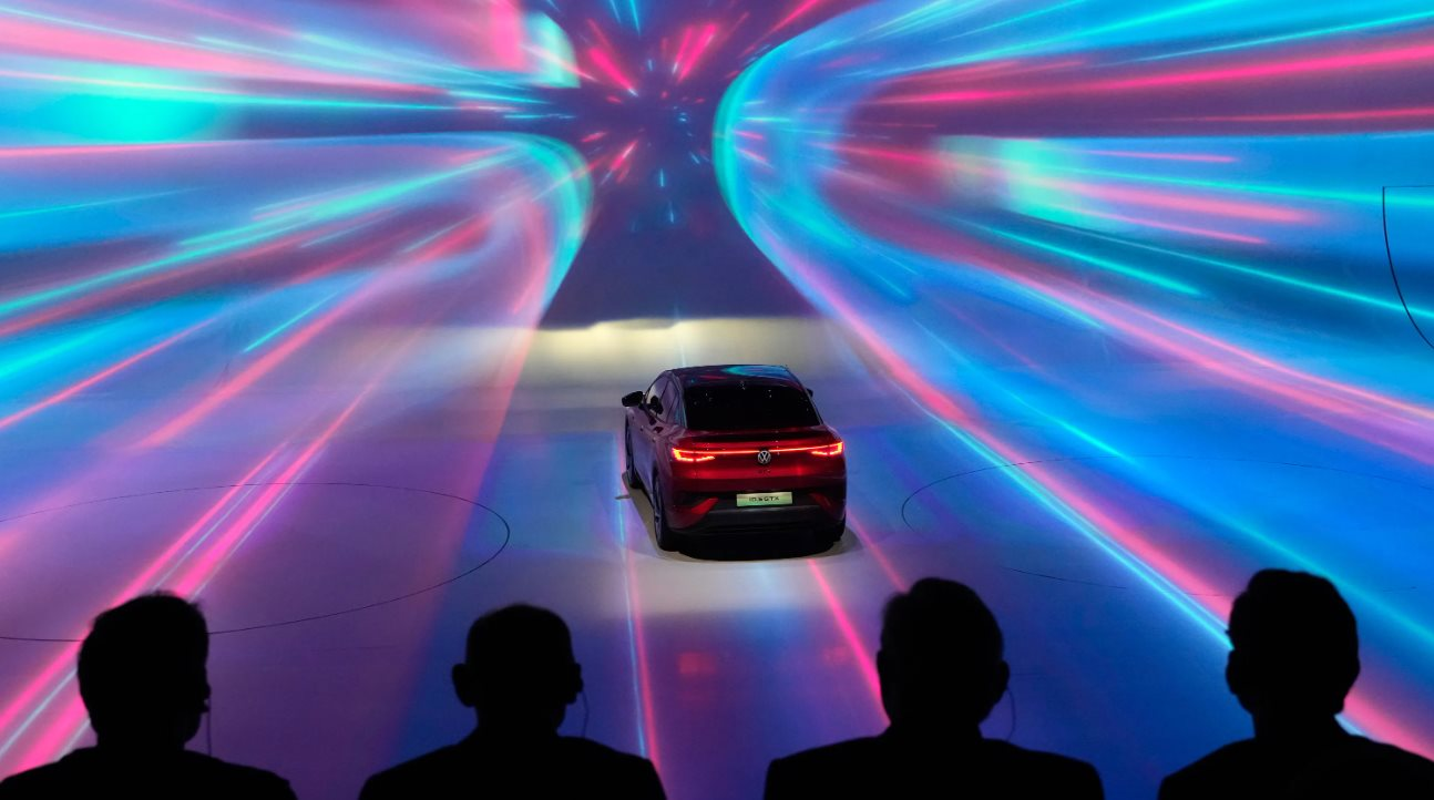 Ngành xe điện bước vào ‘kỷ nguyên 18 tháng’: Các hãng ô tô Phương Tây đang phá vỡ mọi quy tắc cũ để sinh tồn - Ảnh 1