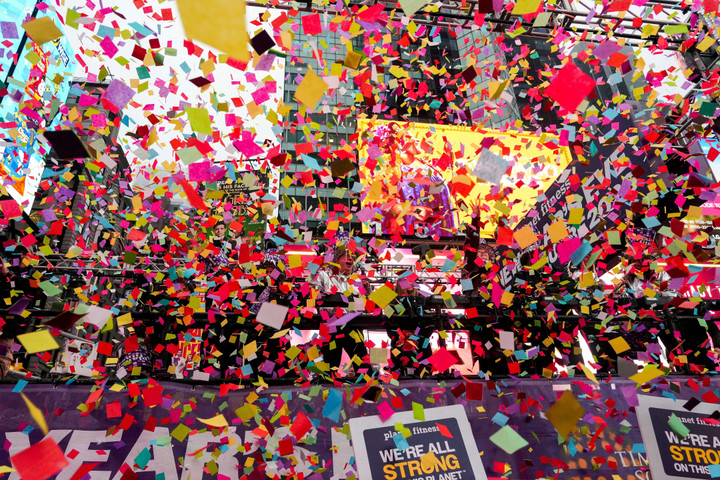 Điều đặc biệt về 'quả cầu yêu nước' thả đêm Giao thừa ở Quảng trường Thời Đại Mỹ - Ảnh 3