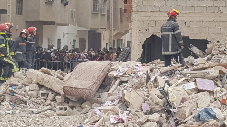 Hai tòa nhà bất ngờ đổ sụp, người dân đào bới đống đổ nát tìm người thân trong tuyệt vọng - Ảnh 3