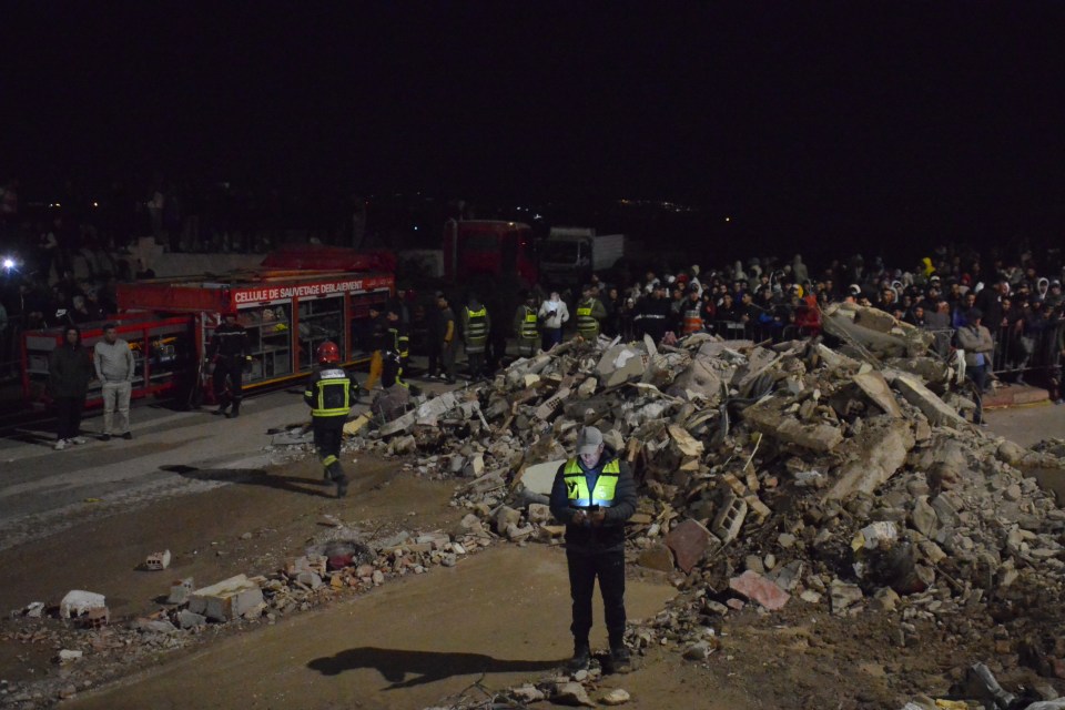 Hai tòa nhà bất ngờ đổ sụp, người dân đào bới đống đổ nát tìm người thân trong tuyệt vọng - Ảnh 5