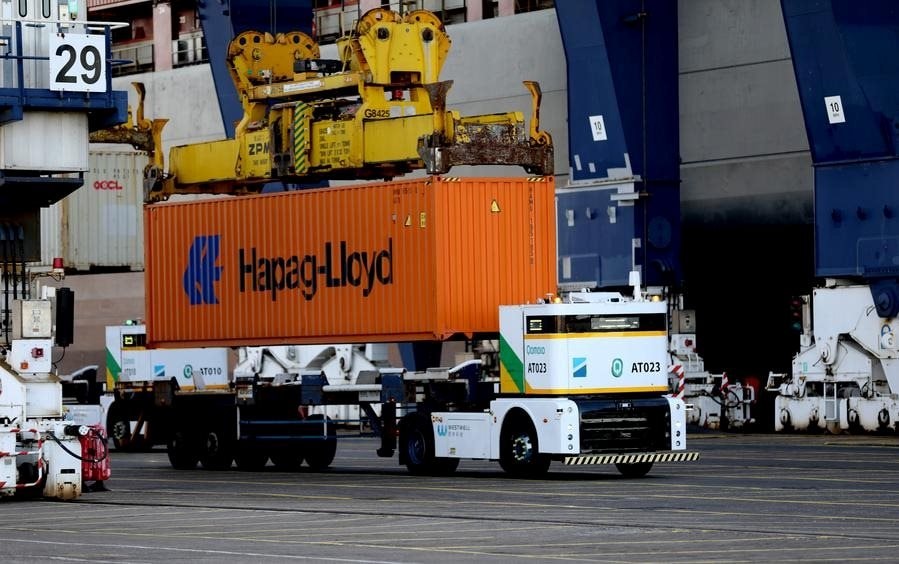 Phát hiện đoàn xe tải không người lái Trung Quốc chạy lặng lẽ ở khu cảng đông đúc bậc nhất thế giới - chuyên gia châu Âu thừa nhận: 'đừng bao giờ nghi ngờ khả năng của họ nữa' - Ảnh 2