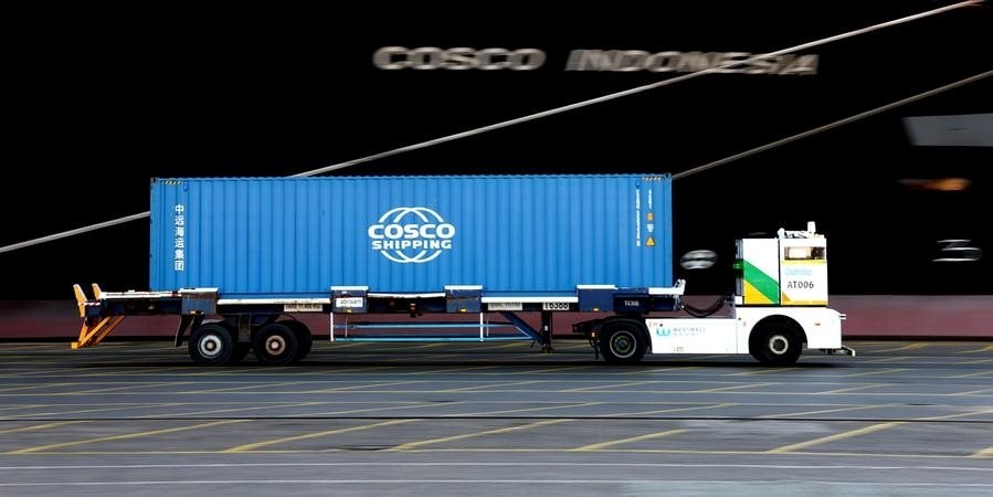 Phát hiện đoàn xe tải không người lái Trung Quốc chạy lặng lẽ ở khu cảng đông đúc bậc nhất thế giới - chuyên gia châu Âu thừa nhận: 'đừng bao giờ nghi ngờ khả năng của họ nữa' - Ảnh 1