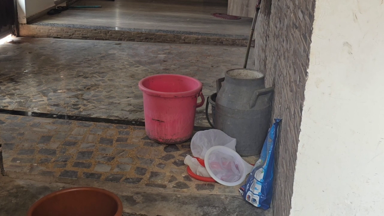 Nhận tin mật rồi đột kích một ngôi nhà, công an triệt phá đường dây sản xuất sữa giả từ hóa chất tại Ấn Độ, tịch thu hơn 200 lít dung dịch chuẩn bị đưa ra thị trường - Ảnh 1