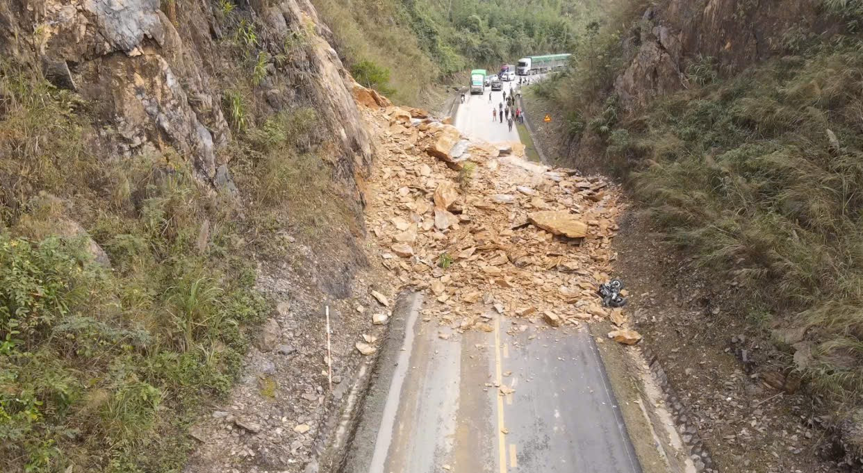 Sạt lở nghiêm trọng trên Quốc lộ 6 vùi lấp 4 người, giao thông tê liệt - Ảnh 2