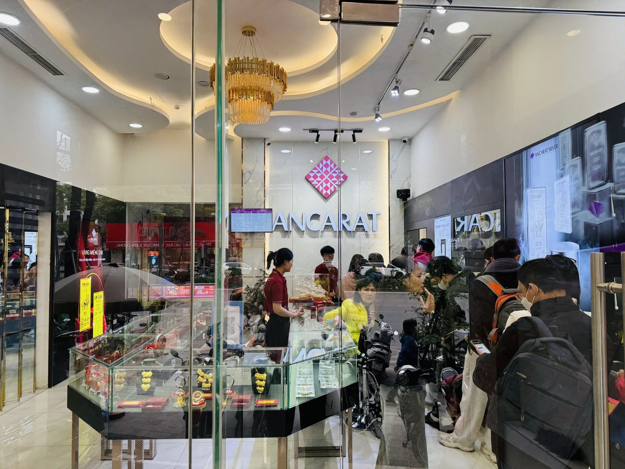 Giá bạc tăng mạnh, người dân Hà Nội xếp hàng mua - Ảnh 5