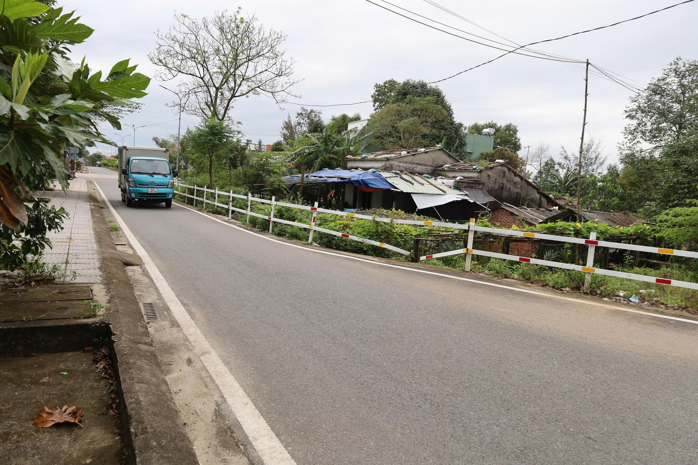 Kỳ lạ tuyến đường hàng chục tỷ đồng có ngôi nhà án ngữ giữa đường - Ảnh 10