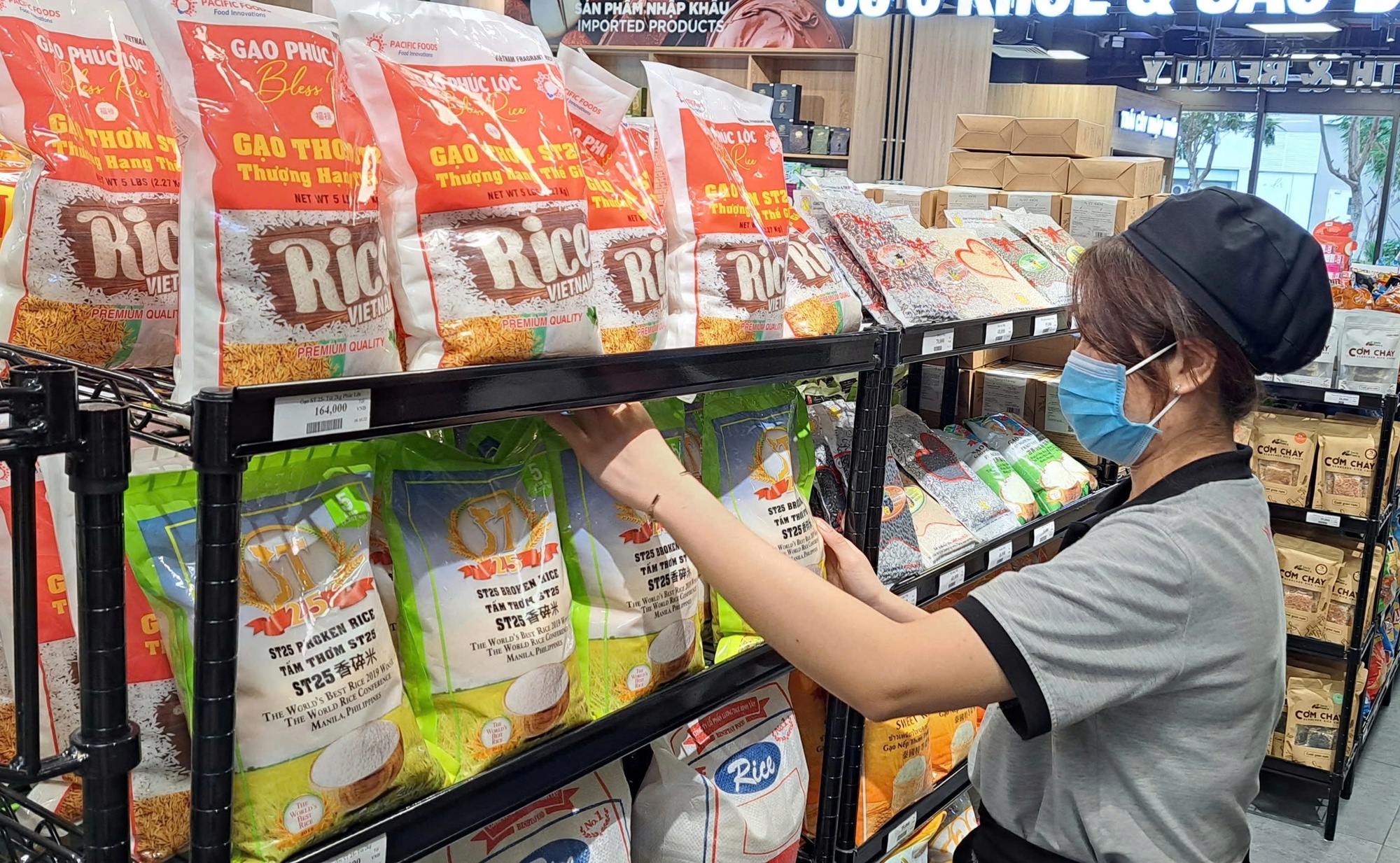 Xuất khẩu gạo dốc sức vượt khó - Ảnh 1