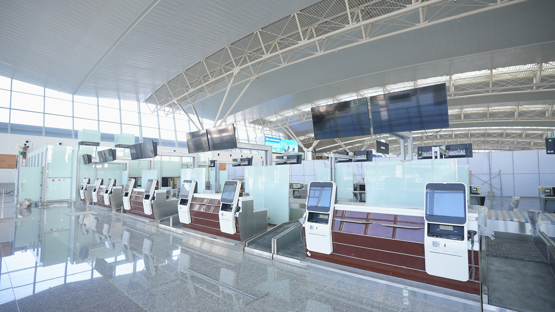 Sân bay nổi tiếng Việt Nam rót 5.000 tỷ đồng xây nhà ga 5 sao, có cả 'phi thuyền' soi chiếu xịn nhất thế giới - Ảnh 4