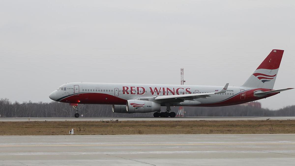 Máy bay chở hơn 400 khách hạ cánh khẩn cấp tại Moscow vì cháy động cơ - Ảnh 1