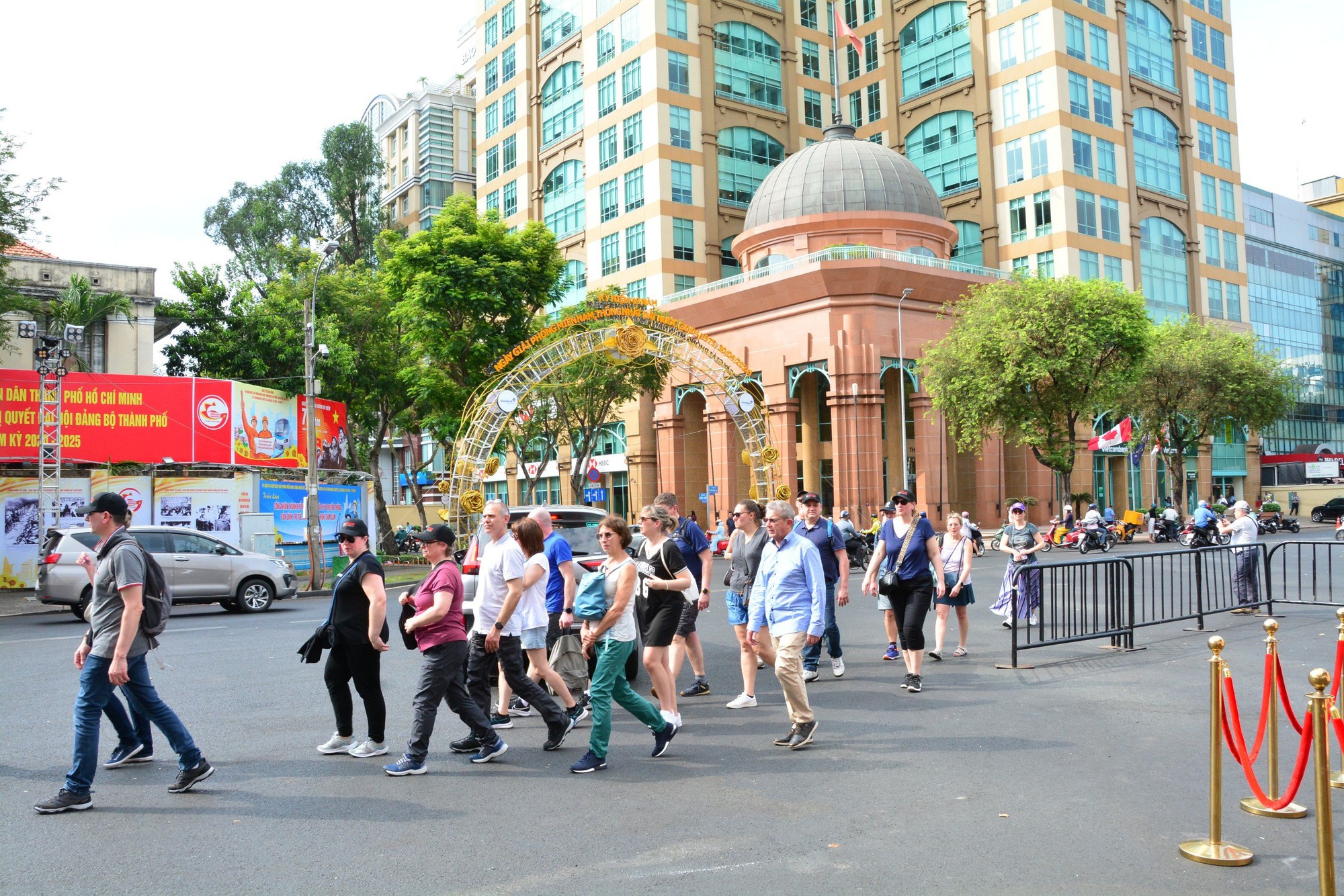 Việt Nam khép lại năm du lịch kỷ lục: Từ cột mốc 20 triệu khách đến bài toán giữ nhịp tăng trưởng - Ảnh 2