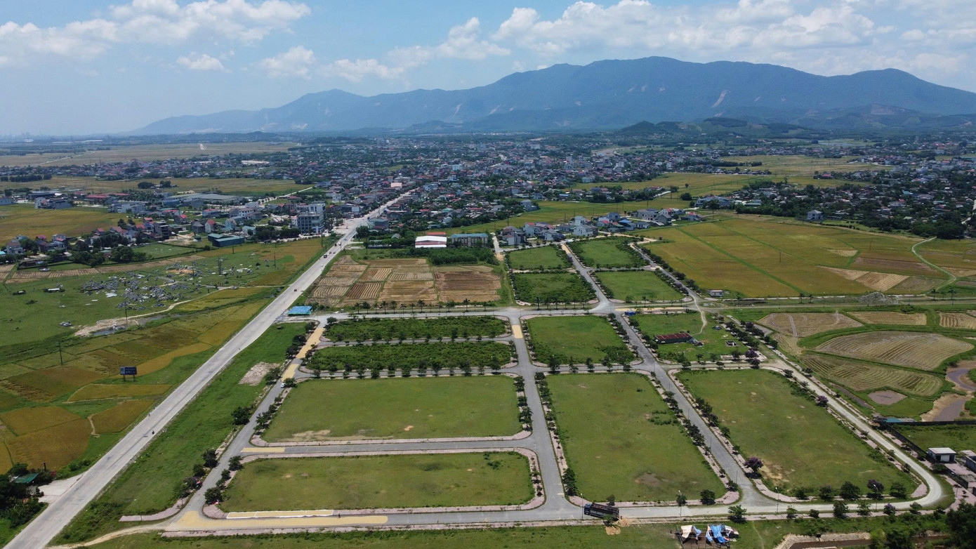 Hà Tĩnh: Gần 50 lô đất sau 10 năm ế ẩm bất ngờ được đấu giá trúng cao gây 'sốc' - Ảnh 1